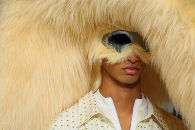 【今日の1枚】今年の流行？ モフモフを頭に 仏パリ