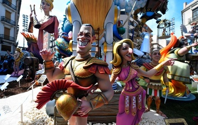 恒例の火祭り「ファリャス」 今年も開催 スペイン