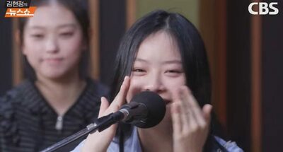 韓流NewJeansメンバー、涙で歌った自作曲「つらい時期…まだ傷が癒えていない」