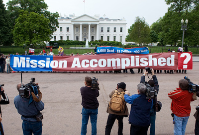 トランプ氏の「任務完了！」発言が物議、ブッシュ氏が過去に使用