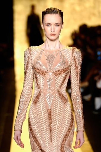 タイトなシルエットとシークインでフェミニンに、「エルベ・レジェ バイ マックスアズリア」15/16年秋冬