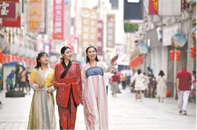 中国の漢服市場の好調で関連新規ビジネスも活気