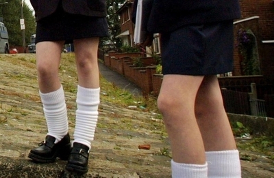 夏服規則にスカートで抗議行動、英12歳少年