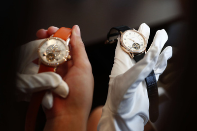 児童が高級腕時計4個を隠し持ち入境試みる 税関が発見