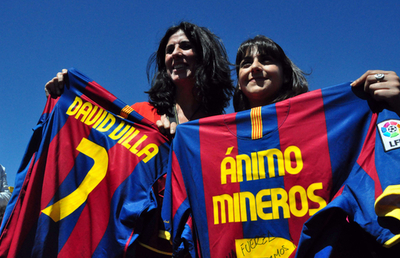 チリ鉱山落盤事故、スペイン代表のビジャが作業員を激励