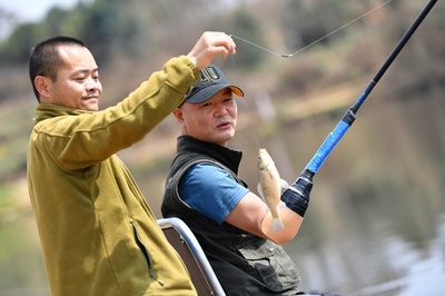 事故で両手両足失う…18年経て釣りの達人に