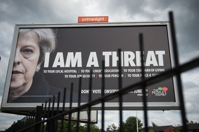 反与党の選挙ポスターにメイ英首相登場？「私は脅威だ」