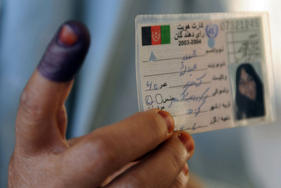 投票した有権者が指を切り取られる、アフガニスタン