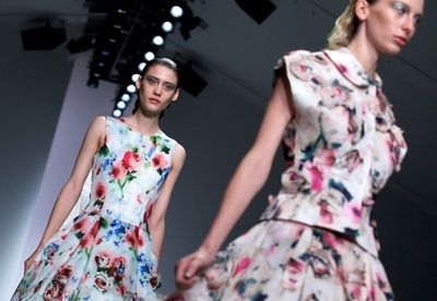 ＜14年春夏ロンドンコレクション＞ジョン・ロシャ