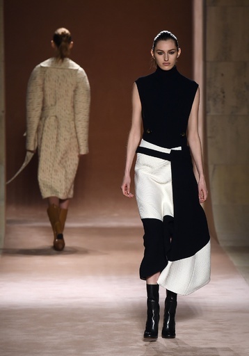 アシンメトリーな裾とドレープでフェミニンに、「ヴィクトリア ベッカム」15/16年秋冬