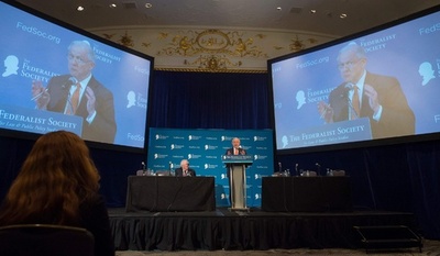 ロシア疑惑の米司法長官、「この部屋にロシア人はいるか？」 スピーチで冗談