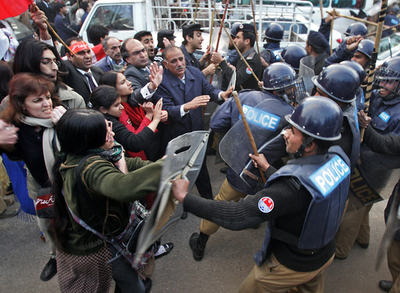 パキスタン警察当局、デモ隊に催涙ガスなど実力行使