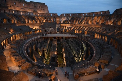 伊コロッセオ、アリーナの床復元案に賛否両論