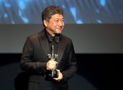 是枝監督、サンセバスチャン国際映画祭で生涯功労賞 涙見せる一幕も