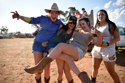 荒野で出会い系パーティー、オーストラリアの伝統？