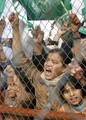 パレスチナ人のデモ隊とエジプト治安部隊が銃撃戦　ガザ地区とエジプトとの国境