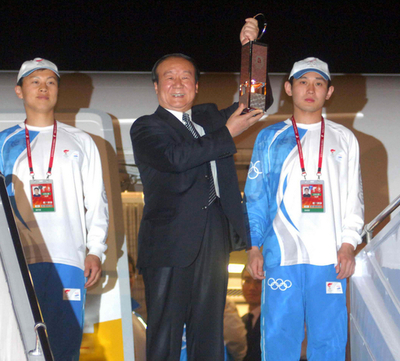 五輪聖火パキスタンに到着、テロ警戒下でスタジアム内リレー