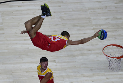パフォーマーがアクロバティックなダンクを披露、バスケW杯