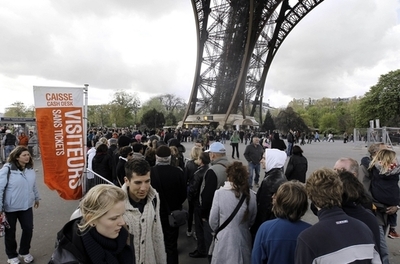 歩いて上れば問題なし？仏エッフェル塔でエレベーター故障