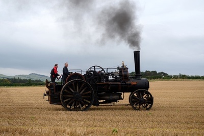 蒸気機関で動く耕運機も！ 全英「耕し」選手権、2年ぶり開催