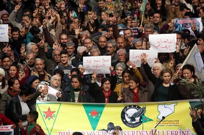 シリア・アフリンで大規模な抗議デモ、トルコの軍事作戦で