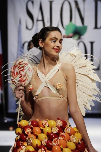 デザイナーとパティシエがコラボ、チョコのファッションショー