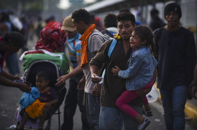 移民集団めぐる国境派兵、「週内に5200人」 米軍高官