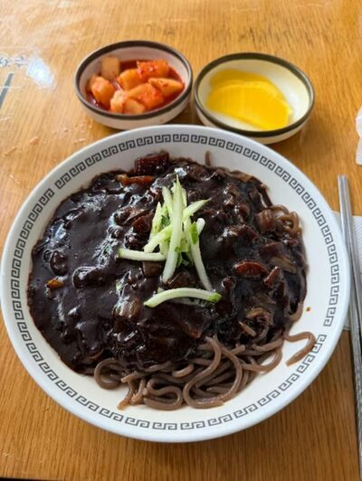 一人でジャージャー麺を食べる双子妊婦…韓国・見知らぬ女性客が「黙って会計」を済ませ去った