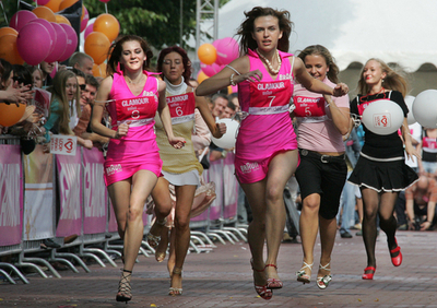 モスクワでハイヒール短距離レース開催