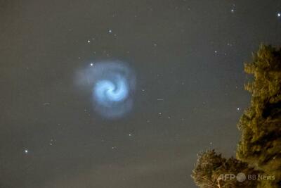 欧州の空に渦巻き模様 正体はスペースXのロケット燃料