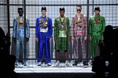 檻に閉じ込められたモデルたち、「コム デ ギャルソン・オム プリュス」19年春夏メンズ