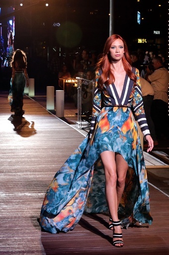 「エリー・サーブ」、ヨットのプレミアイベントでファッションショー開催