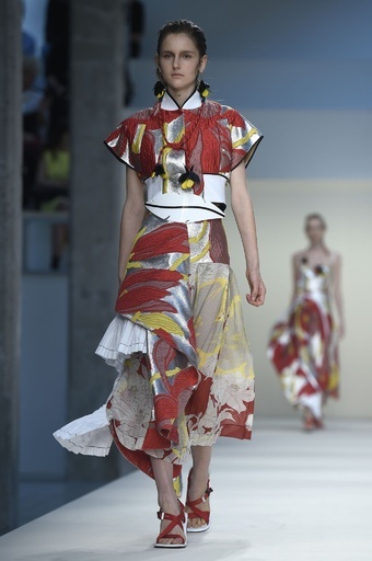 ブランド20周年記念を花々でお祝い、「マルニ」15年春夏