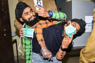 体が結合した双子の兄弟、目隠しで投票の自由確保 インド