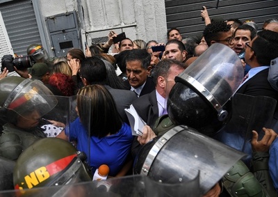 グアイド氏、国会入場できず 野党側「議会クーデター」と非難 ベネズエラ