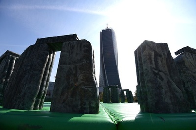 伊ミラノに英古代遺跡ストーンヘンジ登場