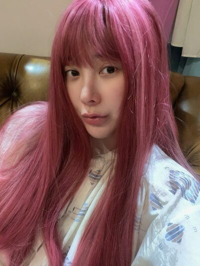 ソ・イニョン、再婚控えホットピンクヘアで近況公開