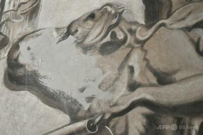 伊メローニ首相に似た「天使」のフレスコ画、騒動受け修復した画家が消去