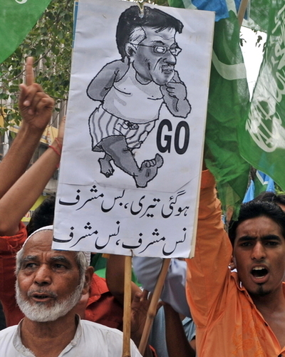 ムシャラフ大統領、辞任を否定 下院では弾劾に向けた協議開始