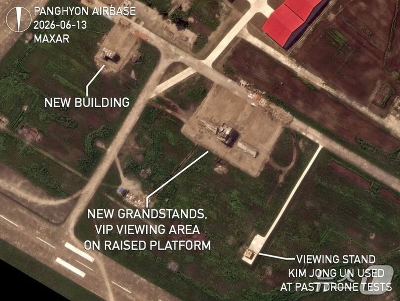 北朝鮮・平安北道の方峴空軍基地を13日に撮影した衛星写真＝NKニュース画面キャプチャ(c)news1