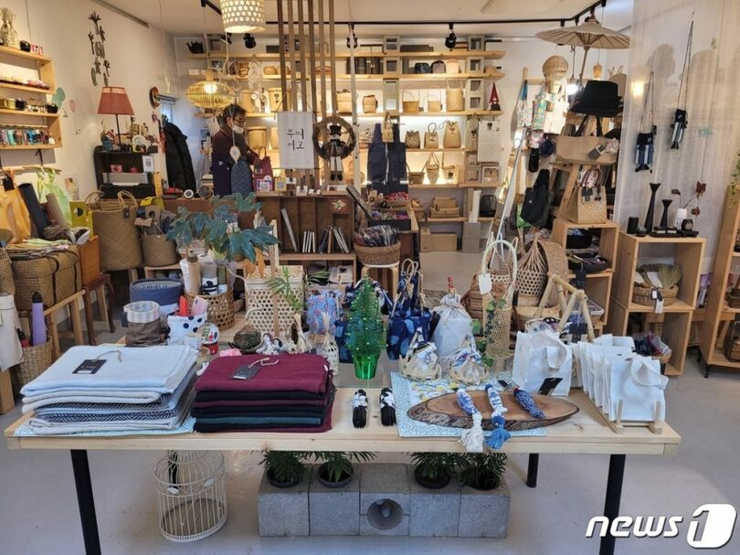 染色職人のソン・ソンウォン代表が運営する編集ショップ扶余書庫＝韓国観光公社提供(c)news1