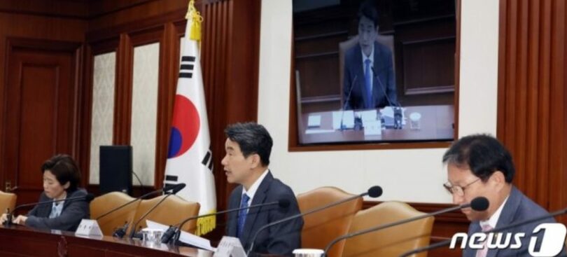 イ・ジュホ社会副首相兼教育相(c)news1