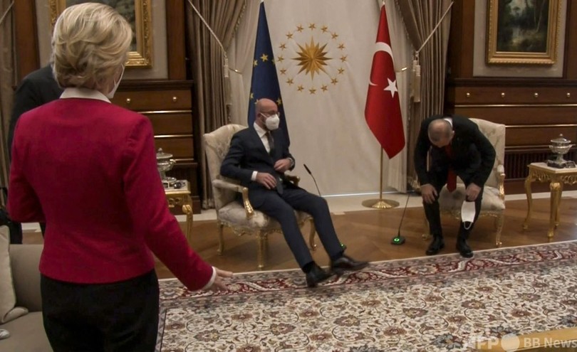 トルコが欧州委員長を冷遇？ 首脳会談で椅子なく