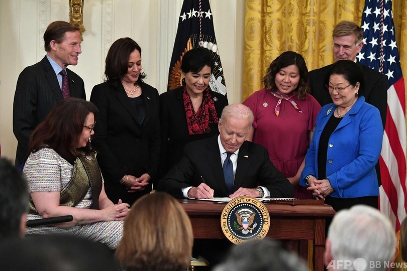 米、アジア系へのヘイトクライム対策法成立 バイデン氏「沈黙は共犯」