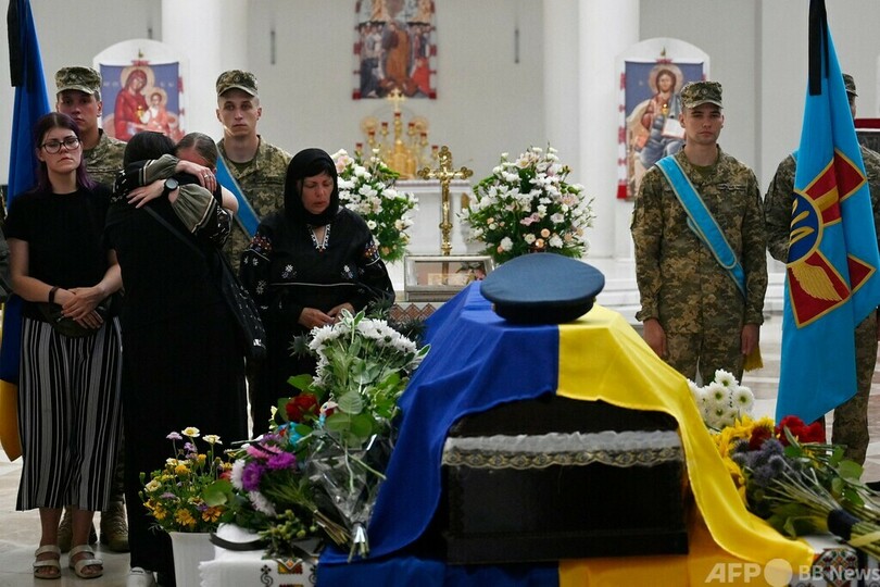 「キーウの幽霊」葬儀に多数参列 ウクライナ空軍のエース