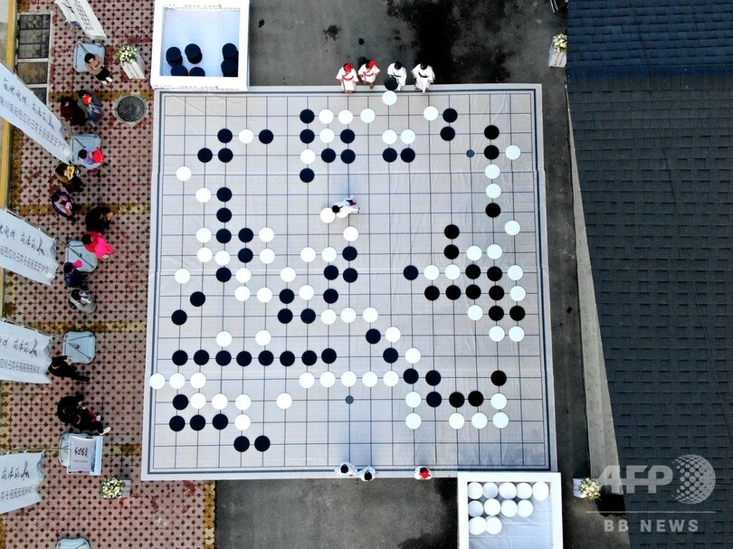 ちびっこ棋士が巨大囲碁を抱えて対局 洛陽で中国囲碁大会