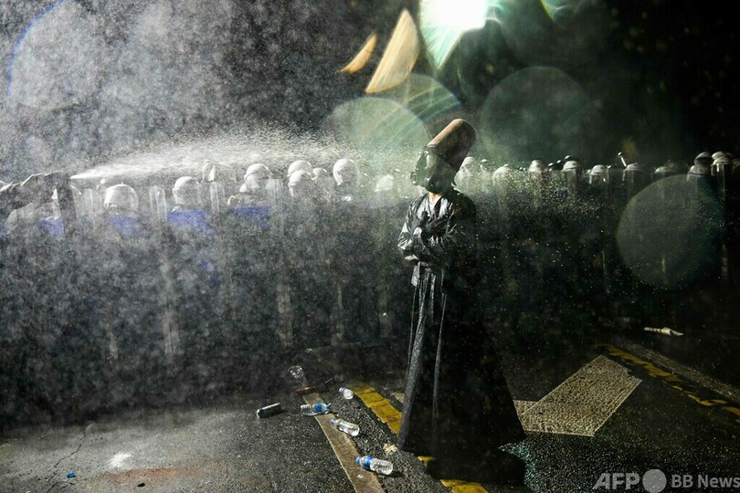 【今日の1枚】伝統舞踏家が機動隊と対峙 トルコ