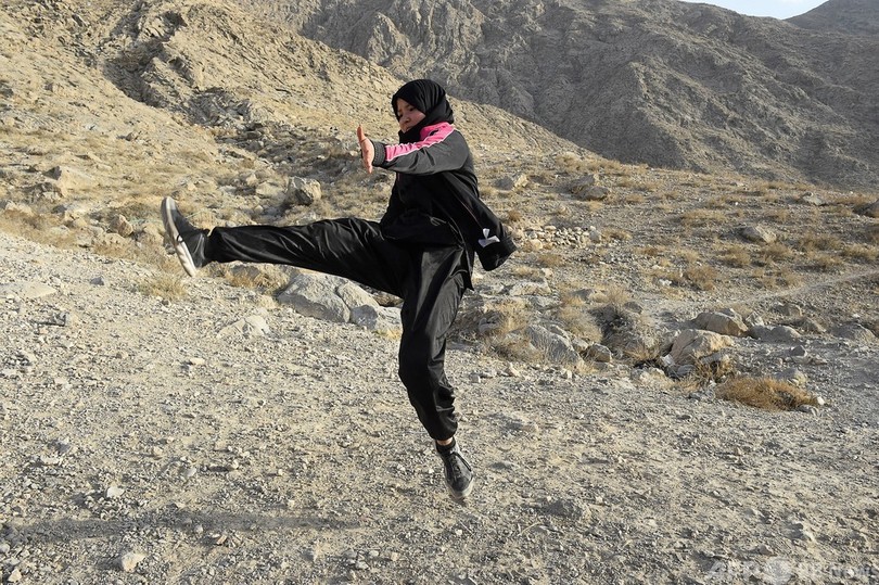 少数民族ハザラ人女性、空手で護身がブーム パキスタン
