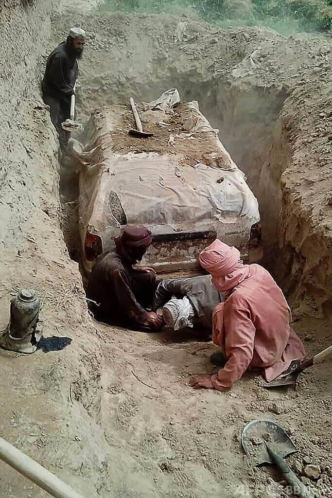 タリバン元指導者の「逃走用自動車」を発掘 アフガン