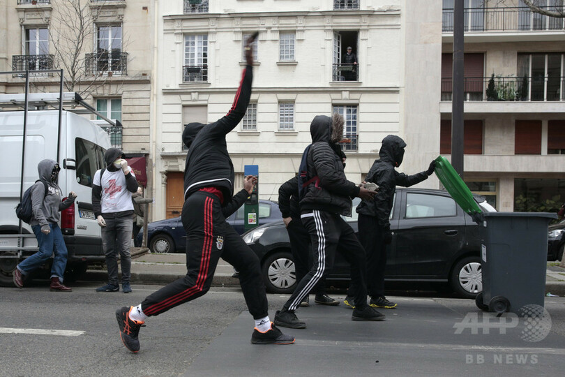 パリで高校生らのデモ暴徒化、警官の黒人男性レイプ事件に抗議